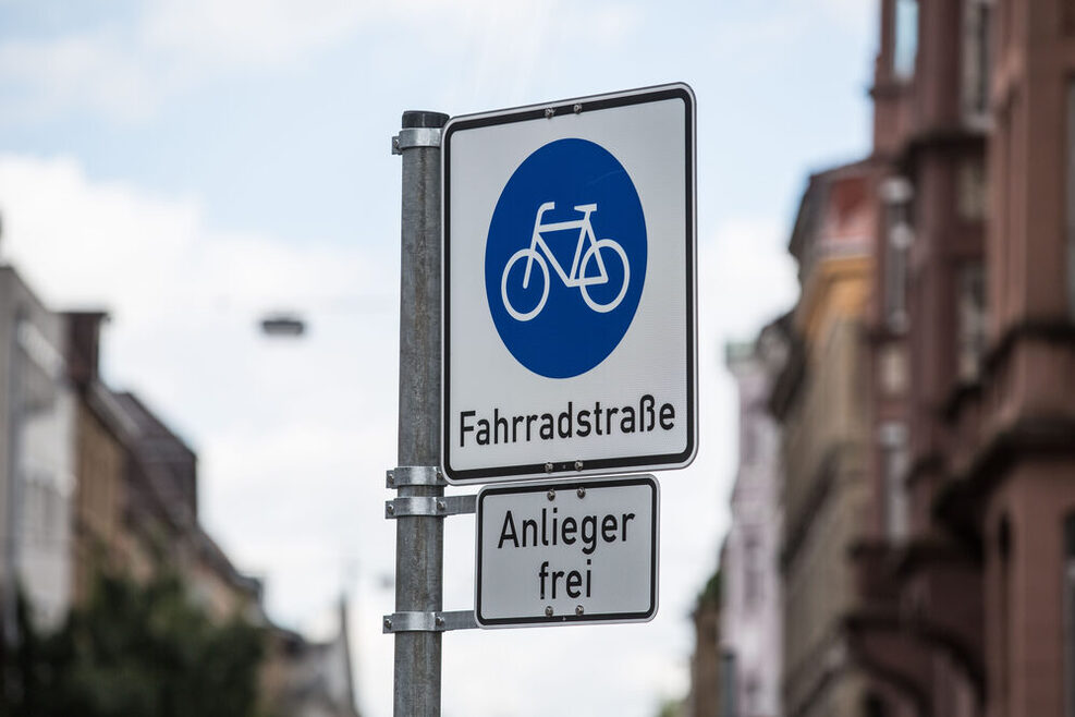 Verkehrsschild "Fahrradstraße" mit Zusatzschild "Anlieger frei".