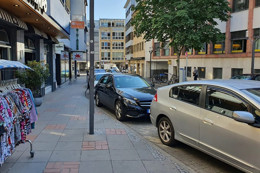 Seelbergstraße mit Autos