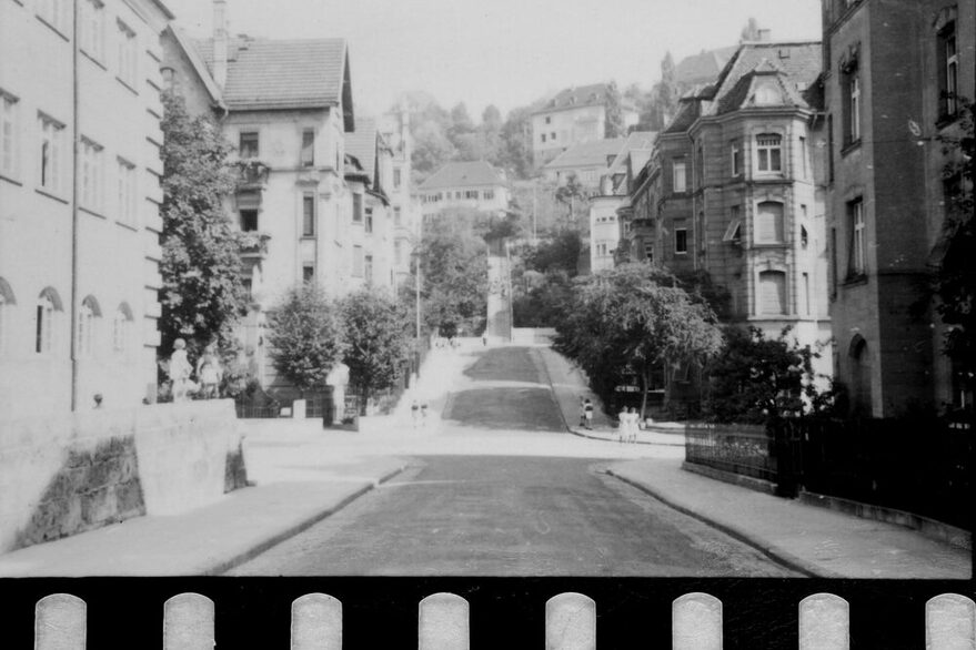 Schwarz-Weiß-Fotografie: Blick in die Wiederholdstraße, um 1942.