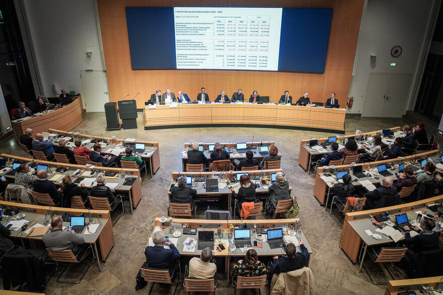 Eine Ansicht des Stuttgarter Gemeinderats im Großen Sitzungssaal des Rathauses während der dritten Lesung Doppelhaushalt 2024/2025.