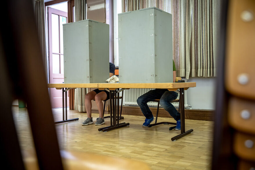 Stimmabgabe im Wahllokal Degerloch zur Kommunal-, Regional-, und Europawahl.