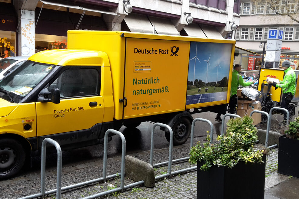 Lieferfahrzeug der deutschen Post parkt am Straßenrand in der Eberhardstraße