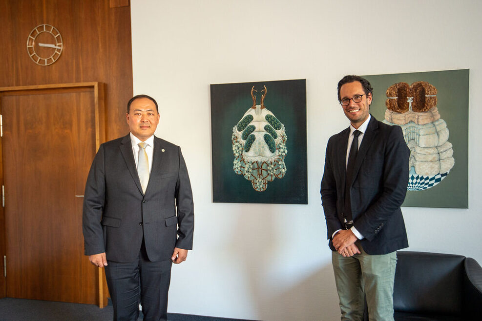 Der kasachische Generalkonsul Yermukhambet Konuspaev besucht den 1. Bürgermeister Dr. Fabian Mayer im Stuttgarter Rathaus.