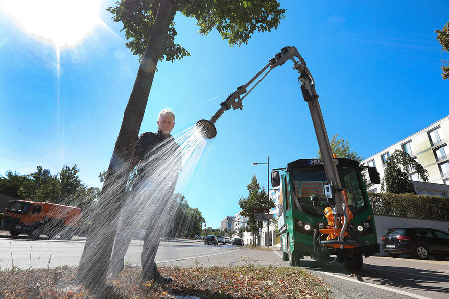 Volker Schirner, Amtsleiter des Garten-, Friedhofs- und Forstamts, stellt die Gießfahrzeuge gemeinsam mit weiteren Mitarbeitern der Stadt auf dem Killesberg vor.