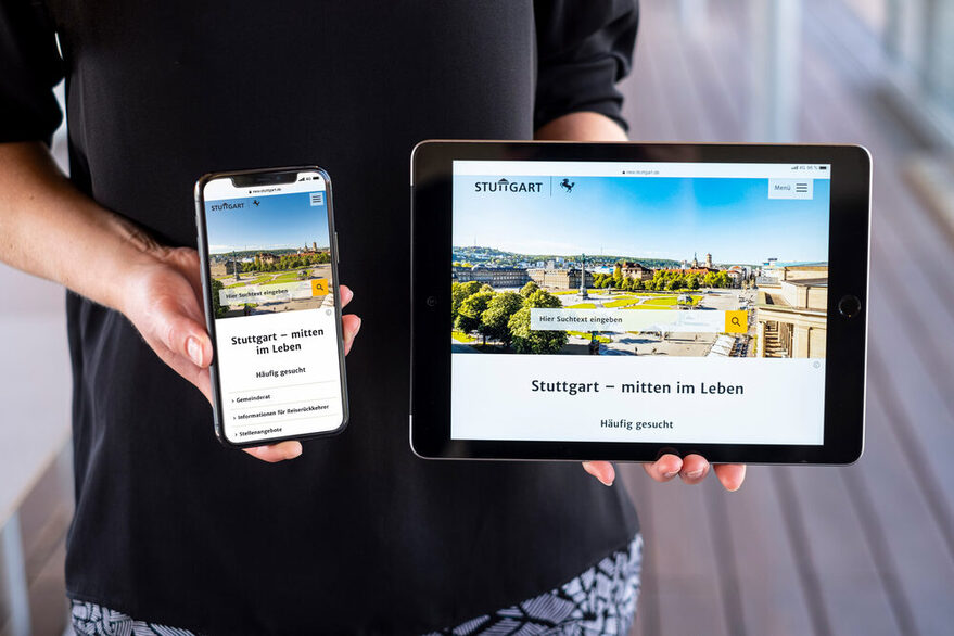 Eine Frau hält in der rechten ein Smartphone und in der linken Hand ein Tablet. Die Displays zeigen den neuen Webauftritt.