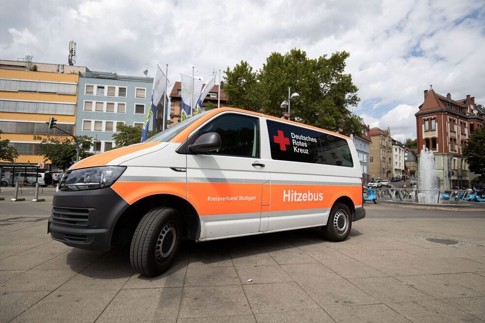 Das Bild zeigt den Hitzebus des DRK auf dem Marienplatz.