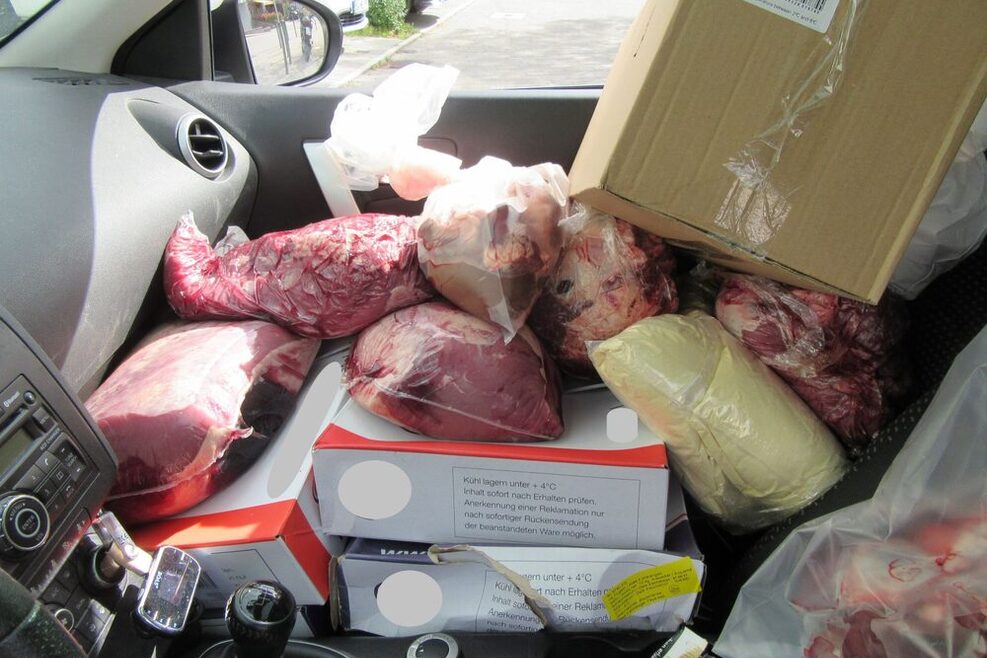 Ungekühlter Fleischtransport: In einem Auto liegen auf dem Beifahrersitz mehrere Tüten verpacktes Fleisch.