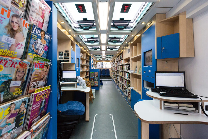 Der Bibliotheksbus Max von innen: Regale, Zeitschriften, Laptops