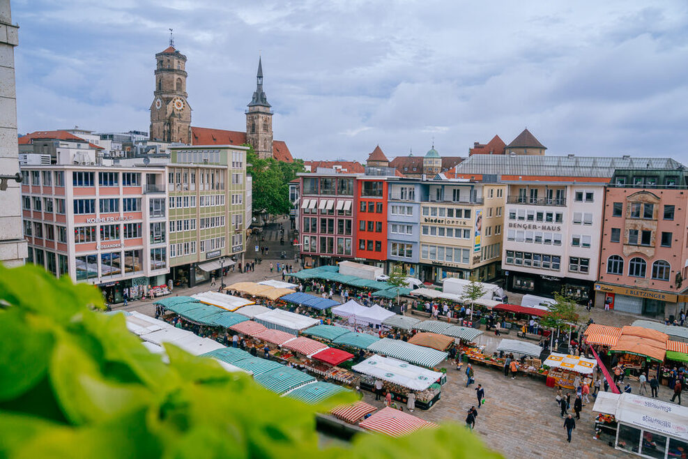 Das Bild zeigt den Stuttgarter Wochenmarkt auf dem Marktplatz.