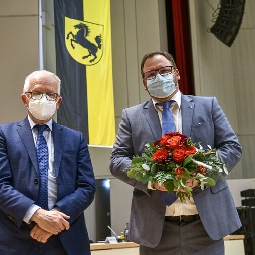 Oberbürgermeister Fritz Kuhn gratuliert dem neu gewählten Bezirksvorsteher von Obertürkheim, Kevin Latzel.