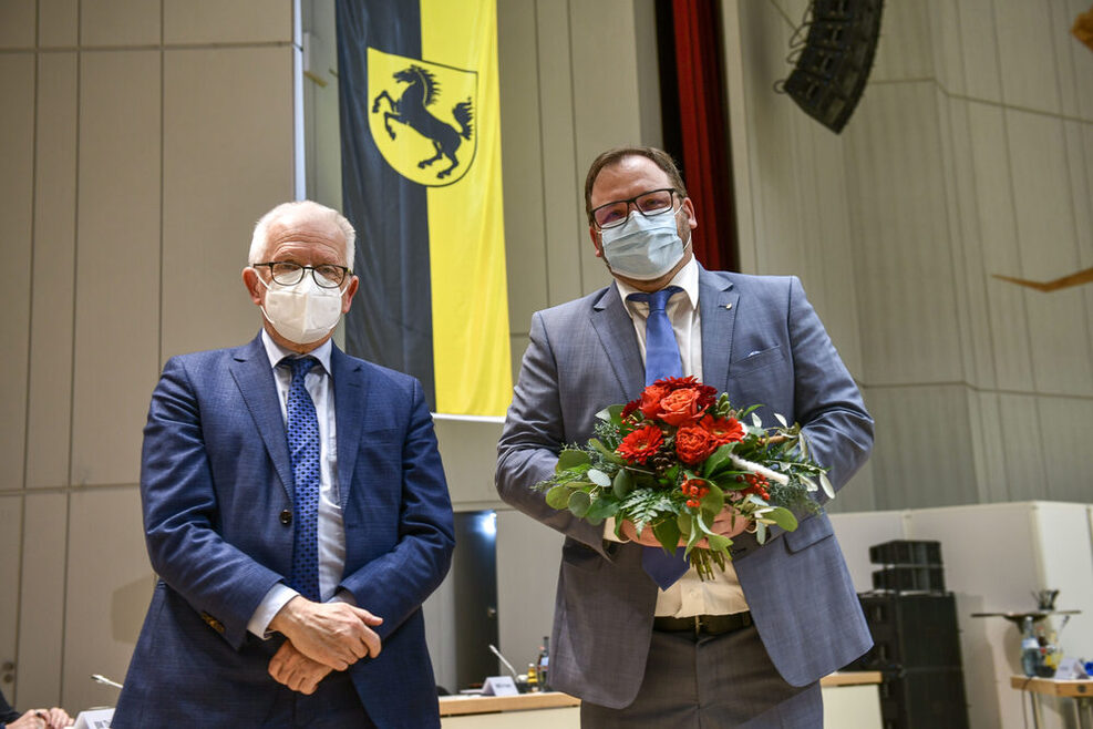 Oberbürgermeister Fritz Kuhn gratuliert dem neu gewählten Bezirksvorsteher von Obertürkheim, Kevin Latzel.