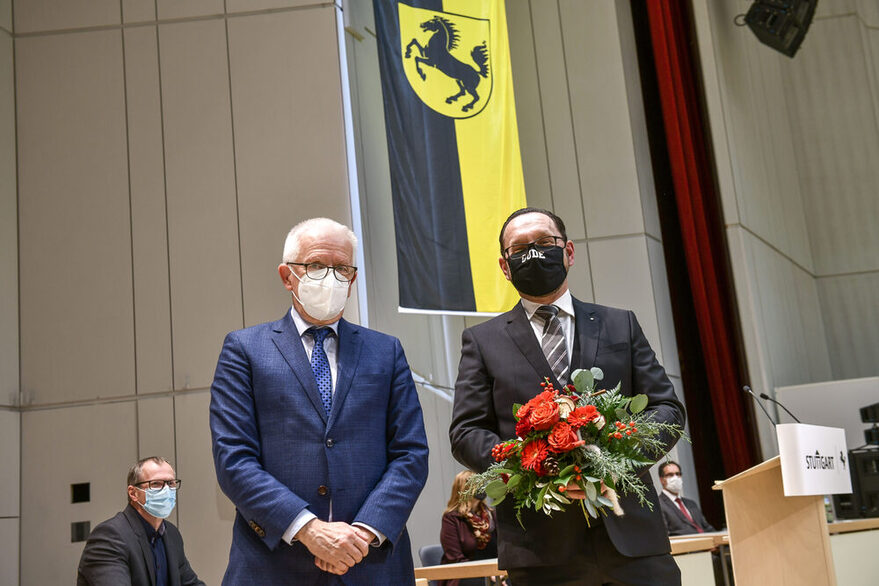 Oberbürgermeister Fritz Kuhn gratuliert dem neu gewählten Geschäftsführer der Abfallwirtschaft Stuttgart, Markus Töpfer.