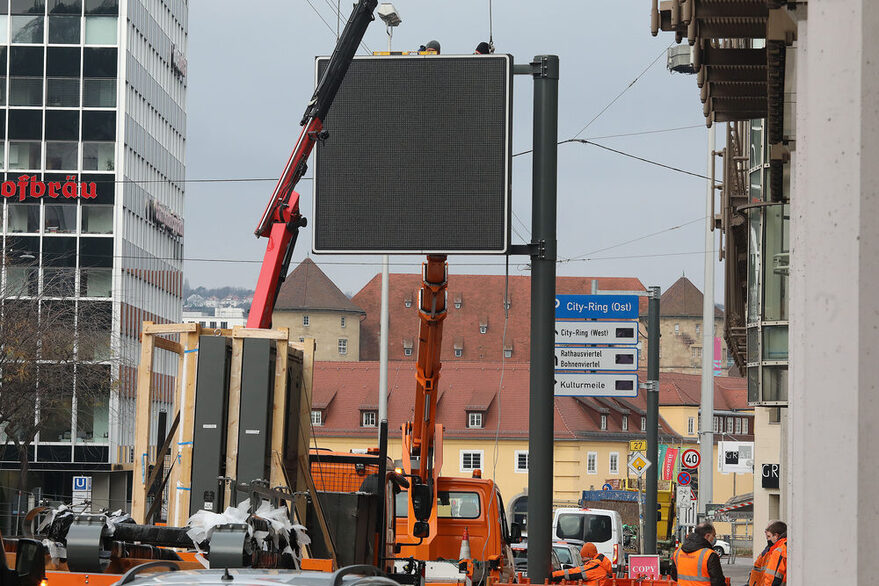 An der Charlottenstrasse wird eine neue Variotafel montiert.