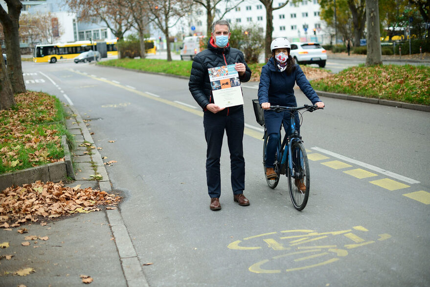 Fahrradbeauftragte Eva Adam und Dirk Herrmann, Leiter der Dienststelle Verkehrsregelung und Verkehrsmanagement beim Amt für öffentliche Ordnung freuen sich über die Auszeichnung.