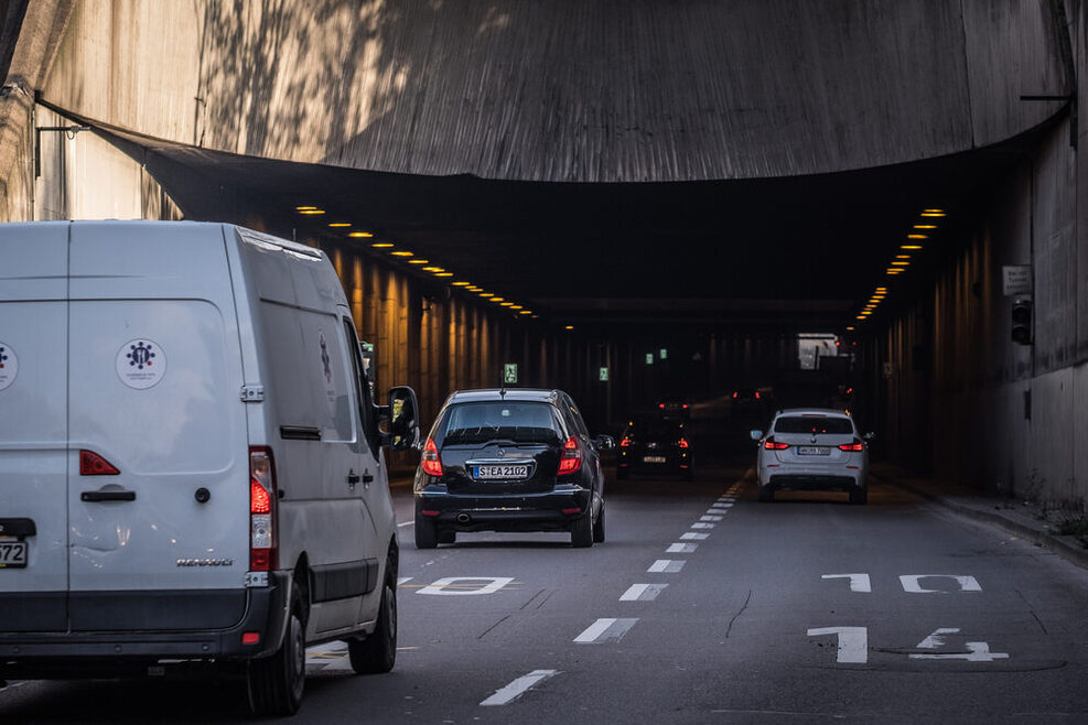 Blick auf die EInfahrt in den Schwanenplatztunnel in Richtung Bad Cannstatt. Auf der dreispurigen Straße sind mehrere Fahrzeuge zu sehen, die in den Tunnel einfahren.