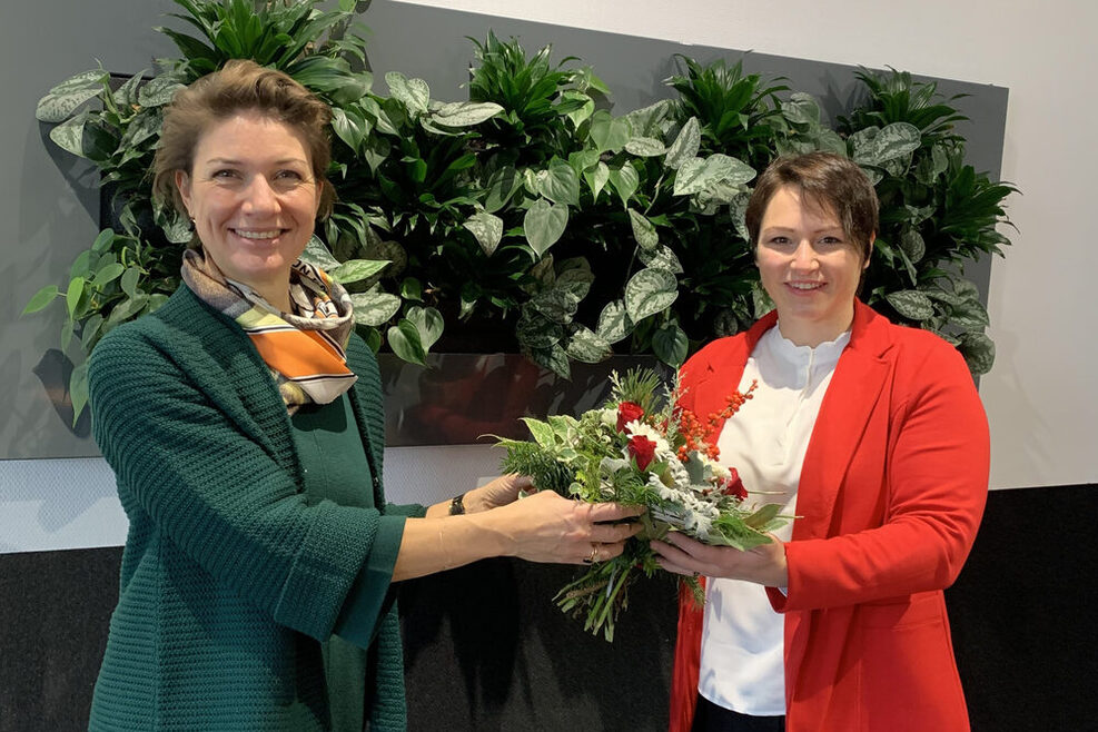 Bürgermeisterin Dr. ALexandra Sußmann überreicht Jennifer Langer einen Blumenstrauß.