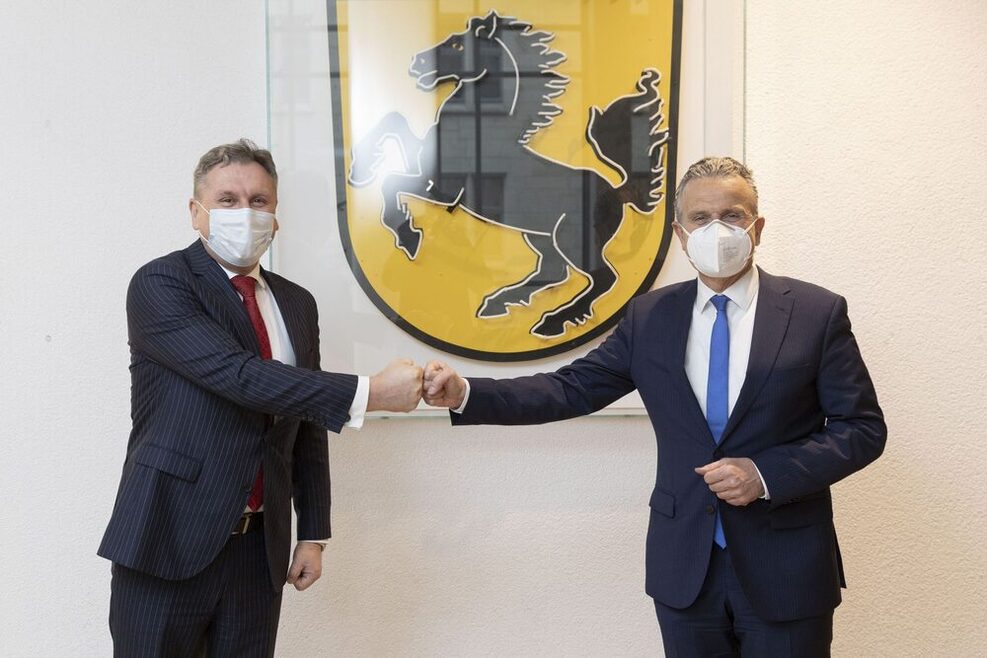 Links im Bild der kosovarische Generalkonsul, rechts Stuttgarts Oberbürgermeister. Im Hintergrund ist an der Wand das Stuttgarter Stadtwappen zu sehen.
