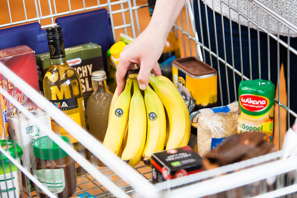 Sortiment im Einkaufswagen, Supermarkt, Konsumentin, Fokus auf Bananen