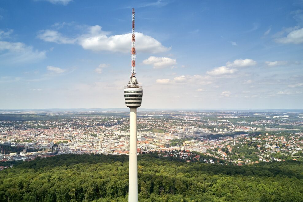 Blick am Stuttgarter Fenrsehturm vorbei auf den Stadtkessel.