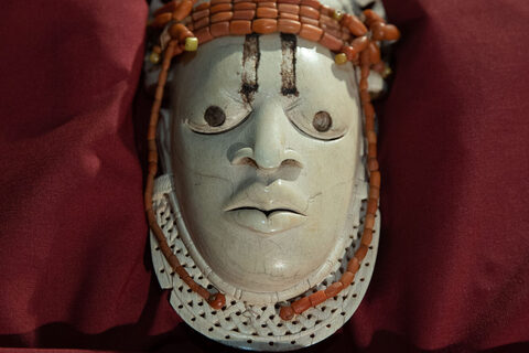 Die aus dem 16. Jahrhundert stammende Miniaturmaskewurde aus dem Schlafgemach des Königs Ovonramwen Ogbaisi im Jahr 1897 geraubt und hat große Symbolkraft für Benin und Nigeria.