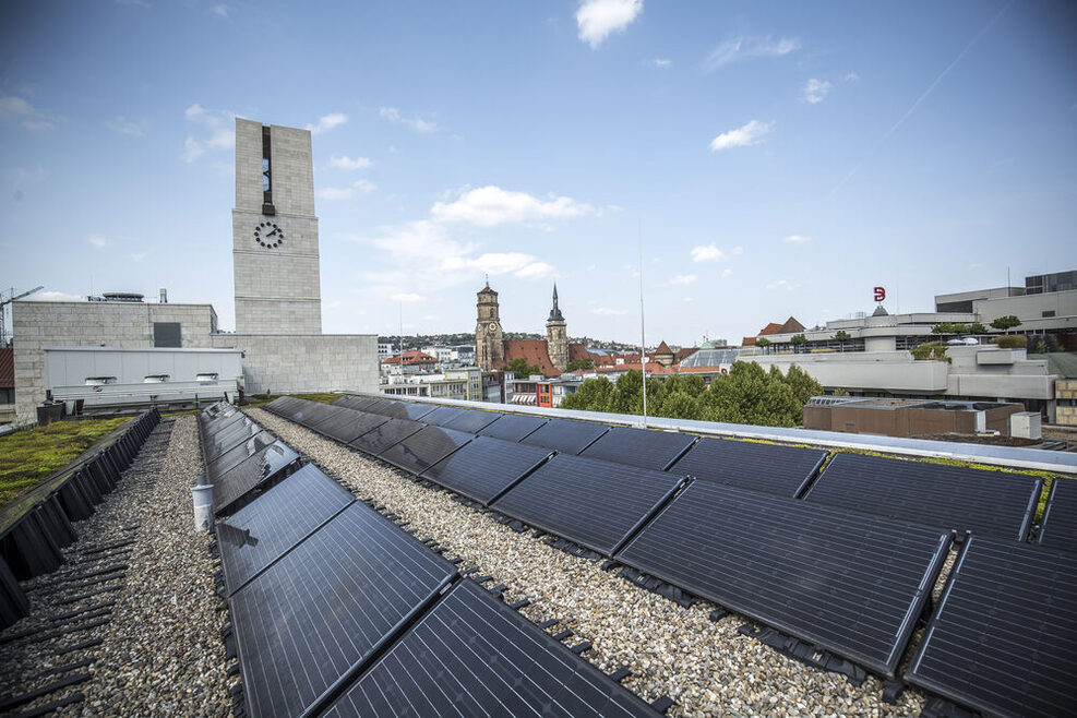 Photovoltaik auf dem Dach des Stuttgarter Rathauses.