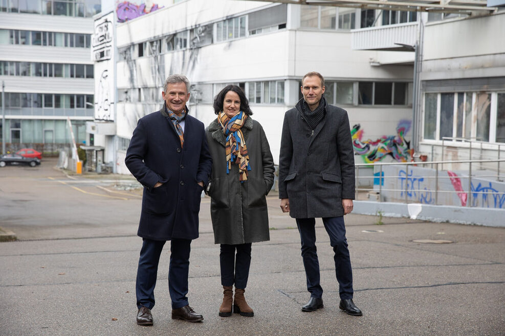 Wolfgang Roeck, Dr. Susanne Herre und Berhard Grieb auf dem ehemaligen AkzoNobel-Produktionsgelände