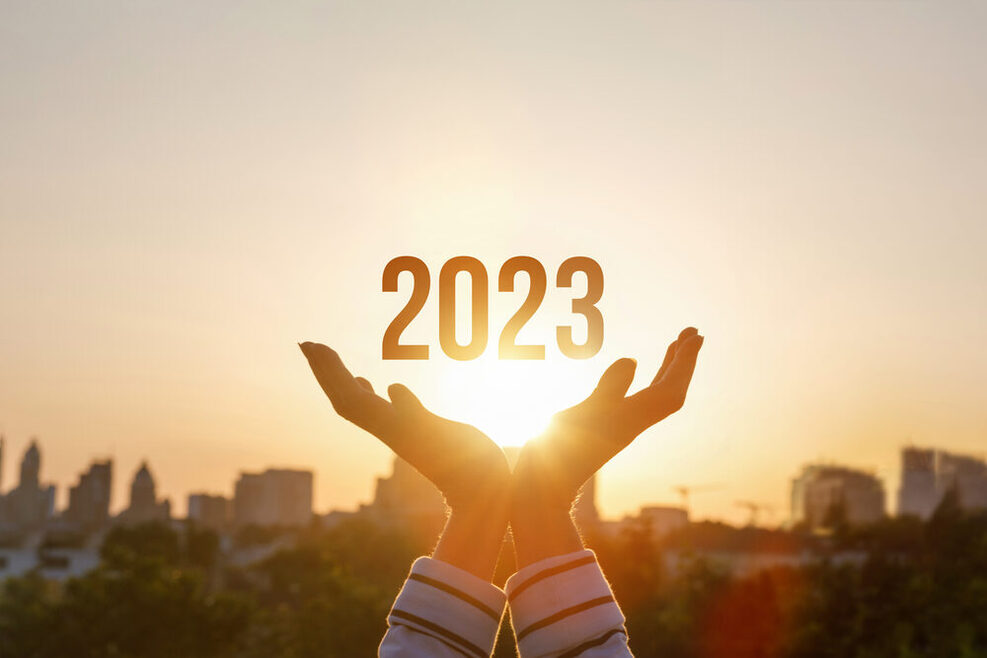 Zu sehen ist der Schriftzug "2032" eingebettet in nach oben geöffnete Hände, vor einer tiefstehenden Sonne.