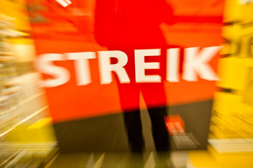 Schild mit Streikaufruf