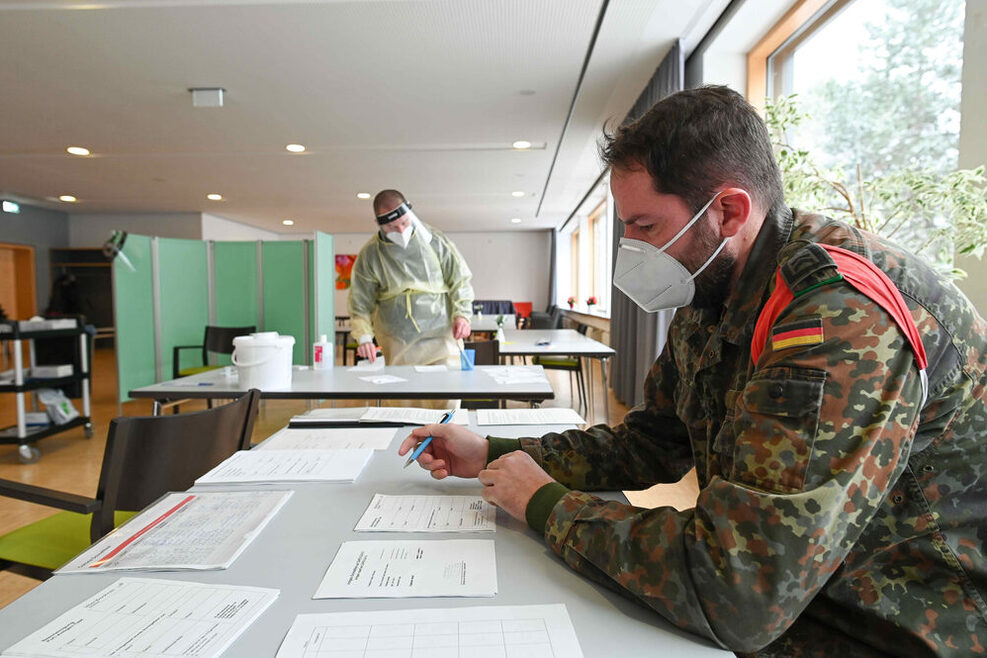 Soldaten der Bundeswehr testen in Alten- und Pflegeheimen