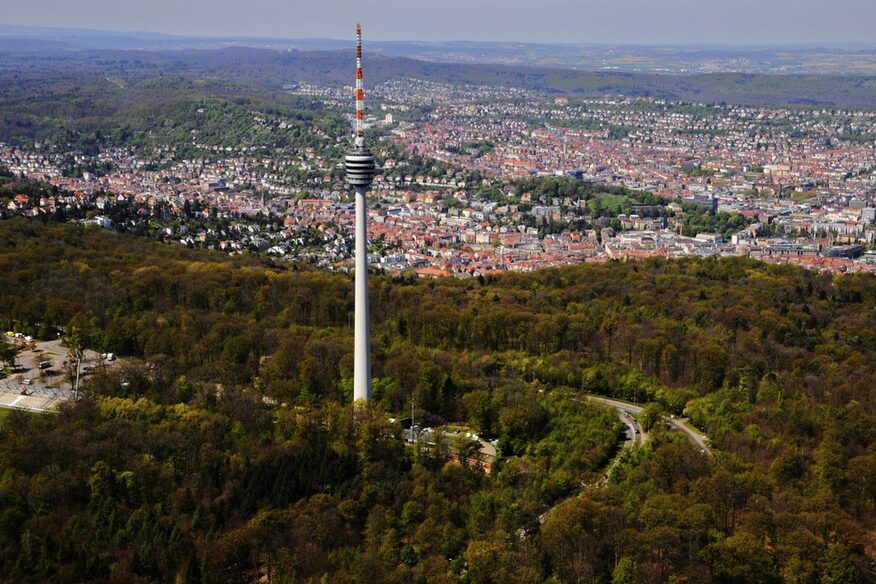 Der Stuttgarter Fernsehturm, im Hintergrund ist die Innenstadt zu erkennen