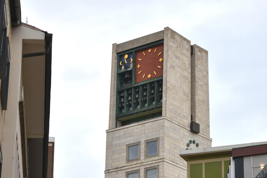 Die Uhr am Rathausturm ohne Zeiger