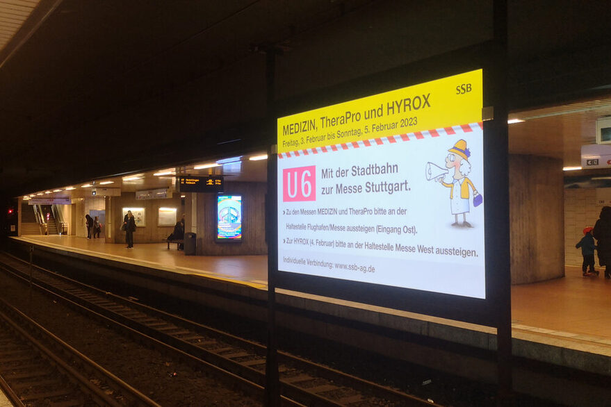 Eine digitale Werbeanzeige zwischen den Gleisen an der Stadtbahnhaltestelle Rathaus.