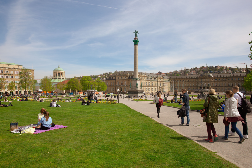 Der Stuttgarter Schlossplatz im Frühling mit vielen Besucherinnen und Besuchern