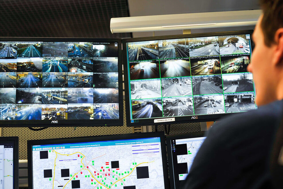 Mehrere Bildschirme in der Integrierte Verkehrsleitzentrale mit Karten und Kamerabildern