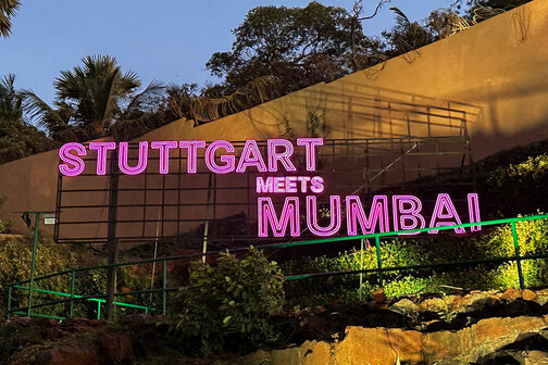 Beleuchteter Schriftzug "Stuttgart meets Mumbai" an einer Felswand