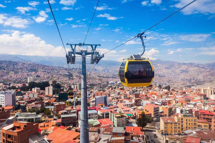 Seilbahn in der bolivianischen Metropole La Paz schwebet über den Dächern der Stadt