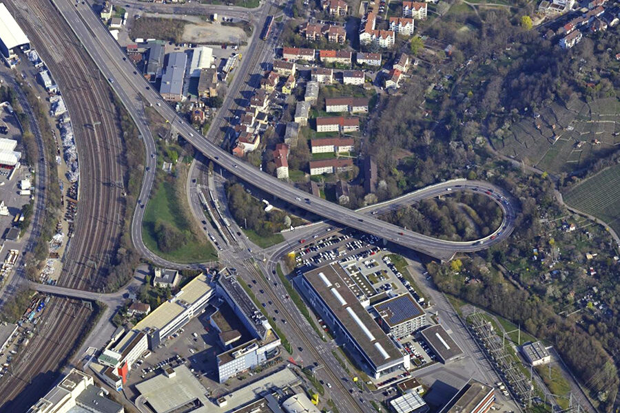 Das Luftbild zeigt die AUffahrt Friedrichswahl, die wie ein Ohr aussieht. Rechts davon sind Gleise zu sehen, links etwas Wald, im Norden einige Wohnhäuser und im Süden Gewerbeflächen.