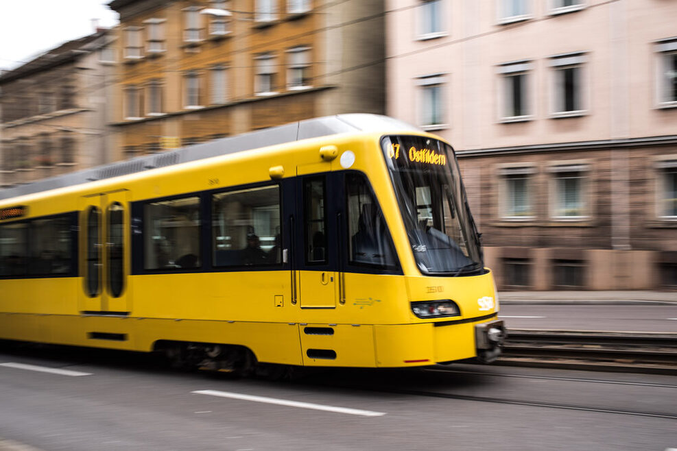 Stadtbahn fährt auf der Hohenheimer Straße