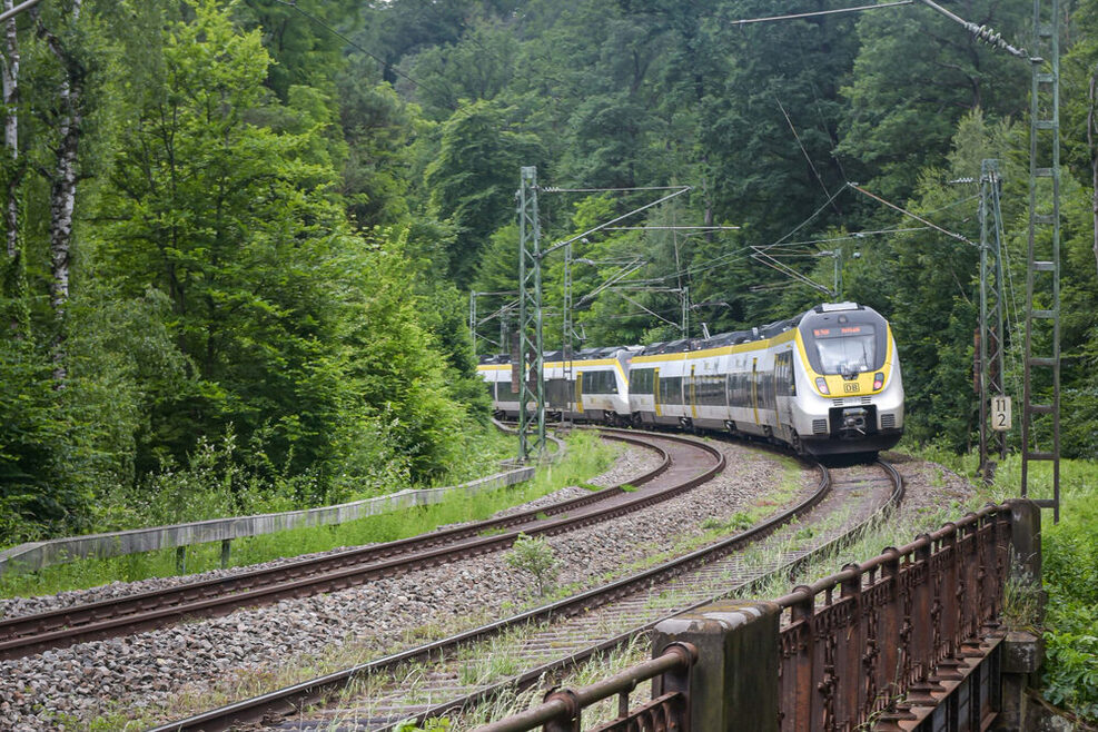 Ein Zug fährt auf der Gäubahn-Strecke in Stuttgart