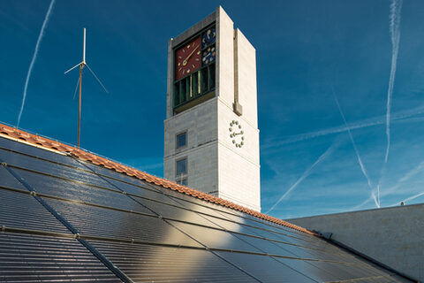 Photovoltaikanlage auf dem Rathausdach.