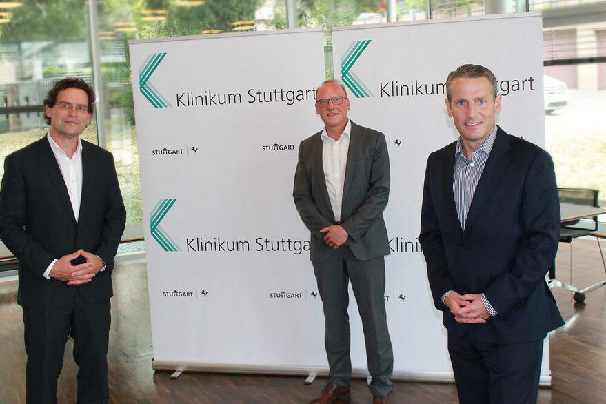 Prof. Dr. Jan Steffen Jürgensen, Bürgermeister Thomas Fuhrmann und Dr. Alexander Hewer (vlnr.). Foto: Klinikum Stuttgart