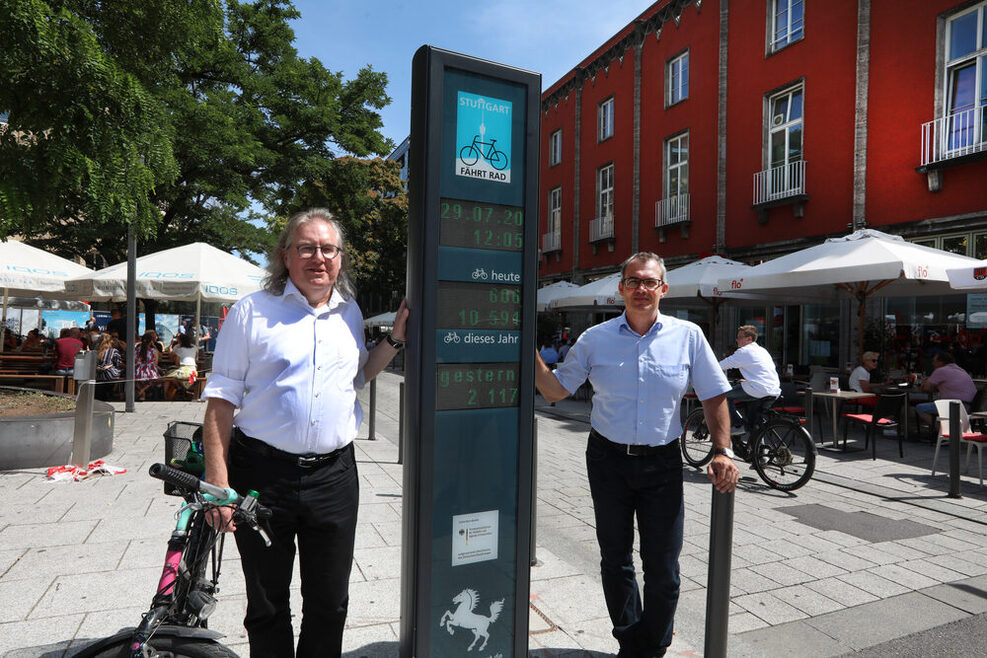 Bürgermeister Pätzold und Tiefbauamtsleiter Mutz stehen vor der neuen Radzählsäule in der Lautenschlager Straße