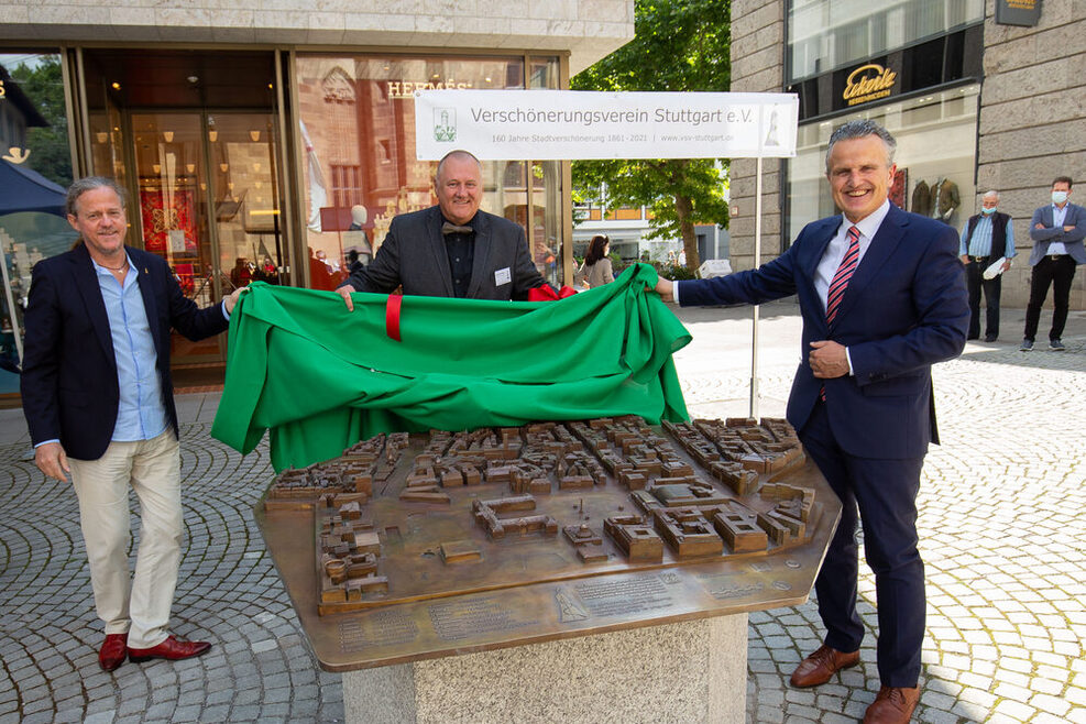 Enthüllt haben das Stadtmodell der Innenstadt (von links) Erhard Bruckmann, Vorsitzender des Verschönerungsvereins, Herbert Medek, bis Ende Juni Leiter der städtischen Denkmalschutzbehörde, und Oberbürgermeister Frank Nopper.