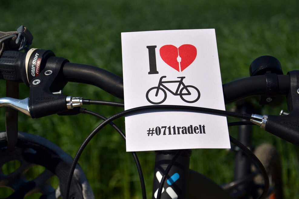 Ein Fahrrad mit einem Flyer "I love Stadtradeln"