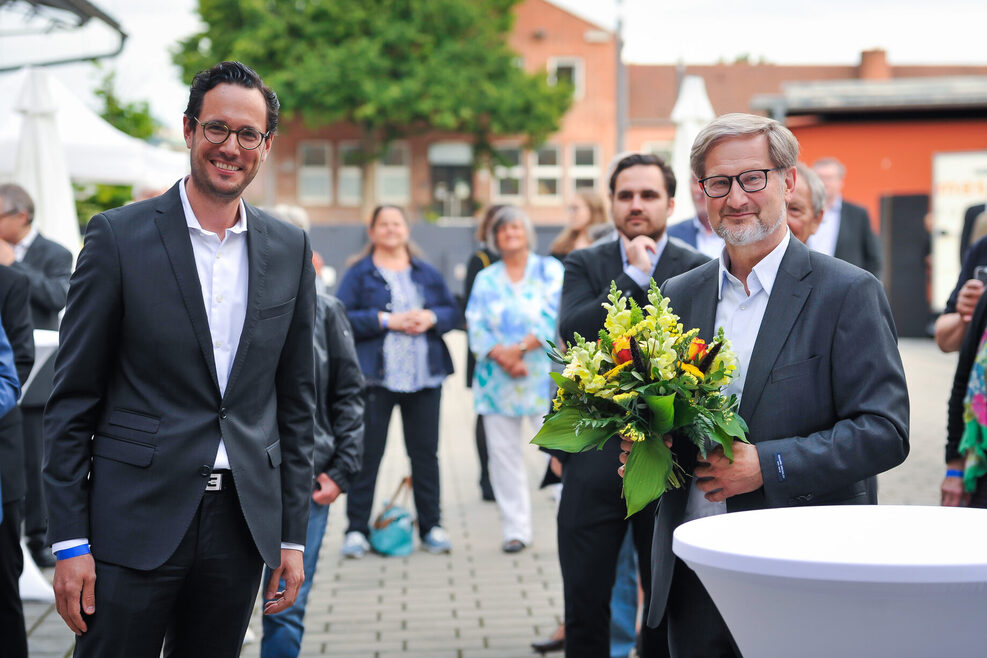 Erster Bürgermeister Fabian Mayer hat den Leiter des Stadtarchivs, Roland Müller, in den Ruhestand verabschiedet.