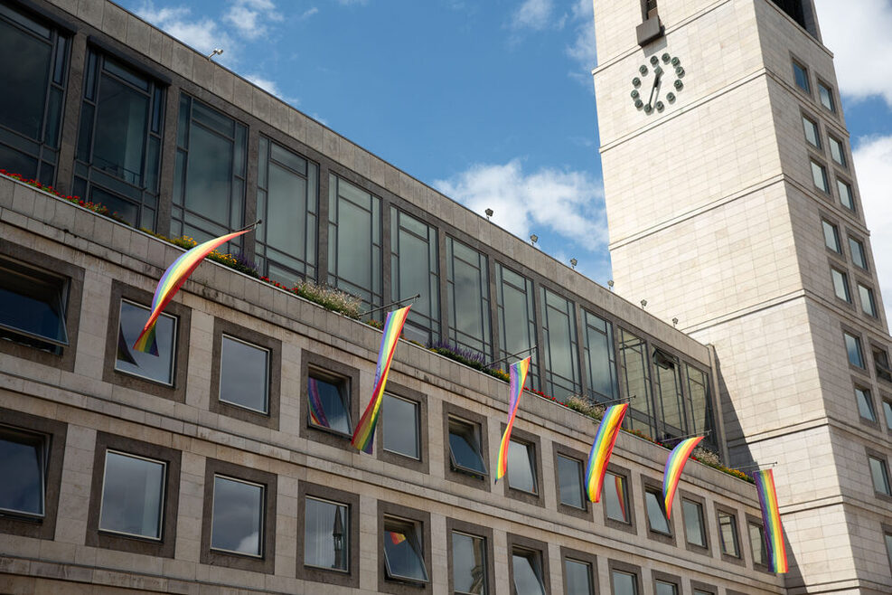 Sechs Regenbogenflaggen wehen am Stuttgarter Rathaus.