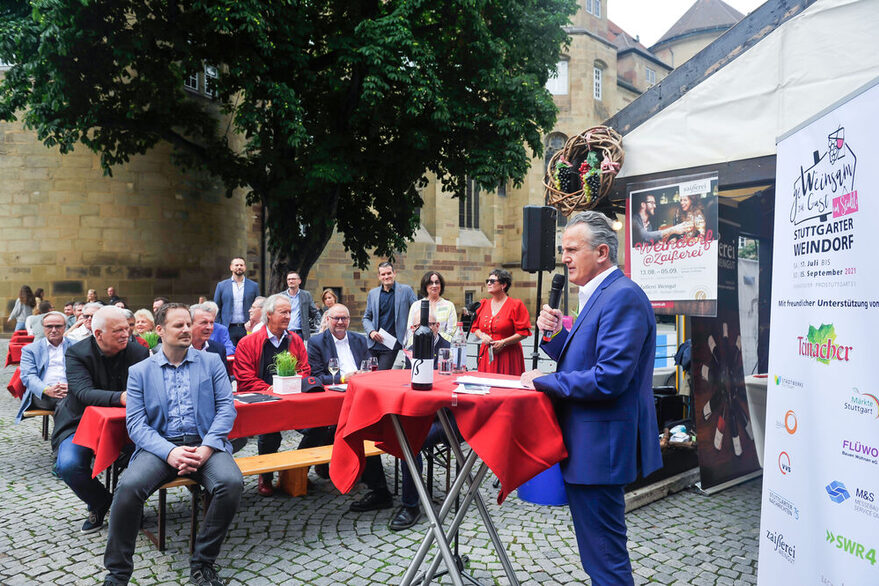 Stuttgarter Weindorf 2021: Oberbürgermeister Frank Nopper bei der feierlichen Eröffnung der originalen Weindorflaube.