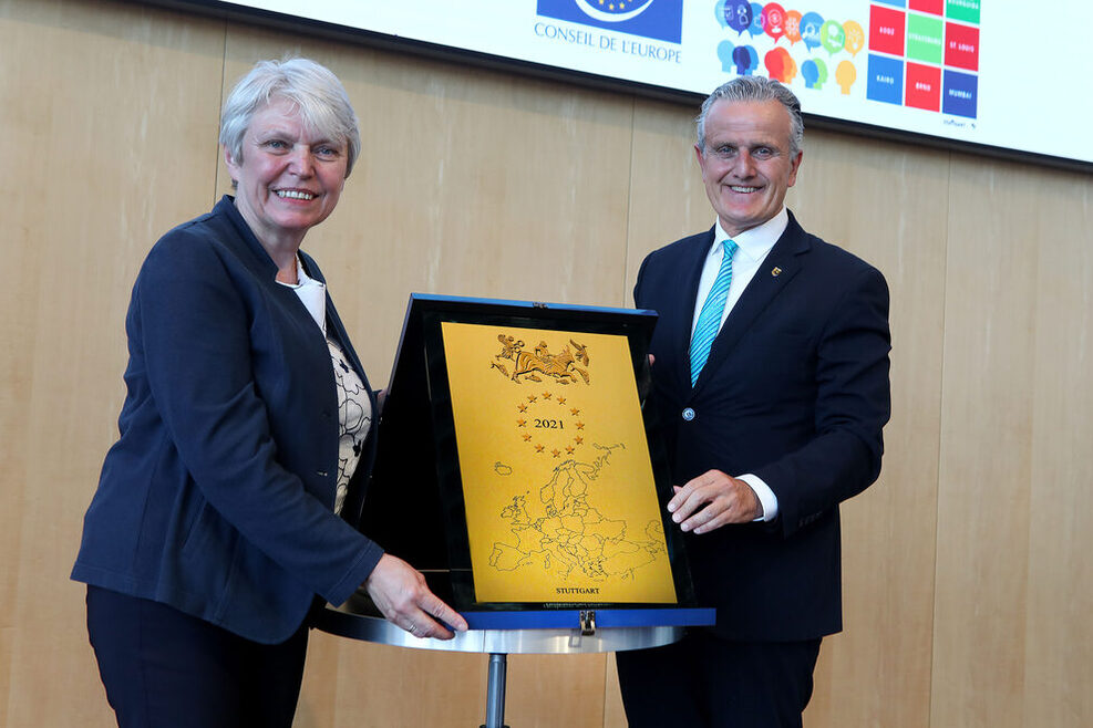 Doris Barnett überreicht Oberbürgermeister Frank Nopper die Ehrenplakette des Europarats