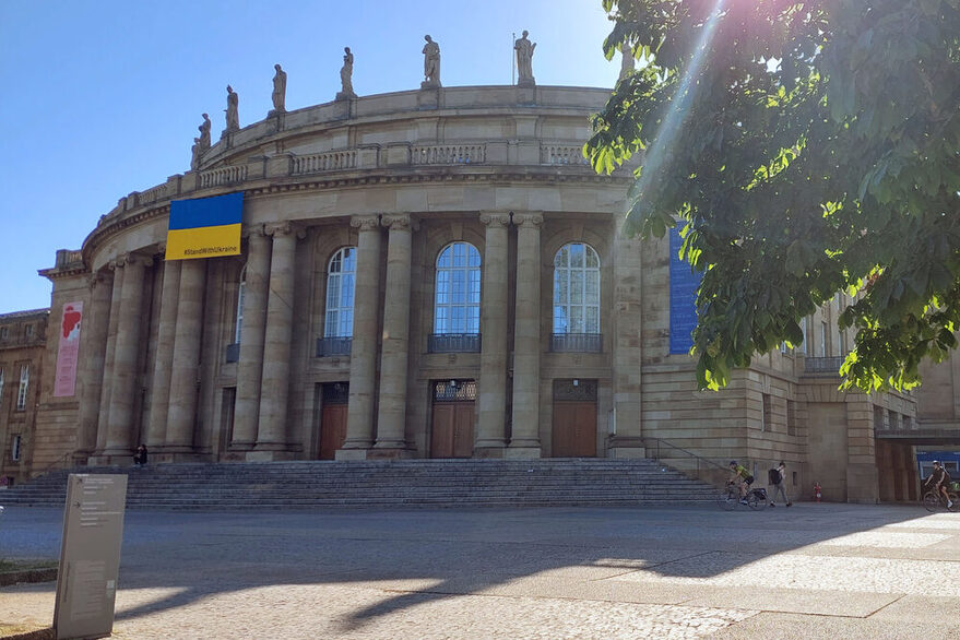 Stuttgarter Oper mit Ukraine Flagge