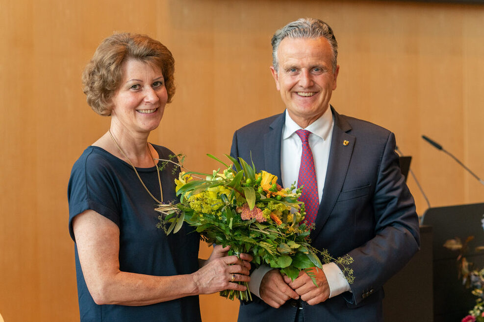 OB Frank Nopper gratuliert Karola Ortmann zur Wahl als Leiterin des Garten-, Friedhofs- und Forstamts.